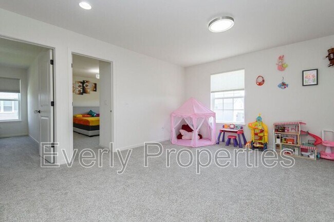 Building Photo - W242N5663 Simona Dr