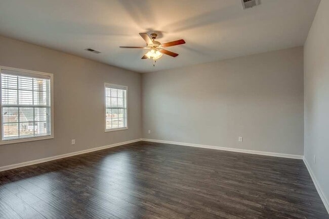Building Photo - Spacious 4 Bedroom Home with Open Floor Plan - Free Rent!
