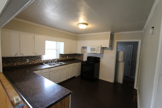 Building Photo - 2215 Rosewood Dr