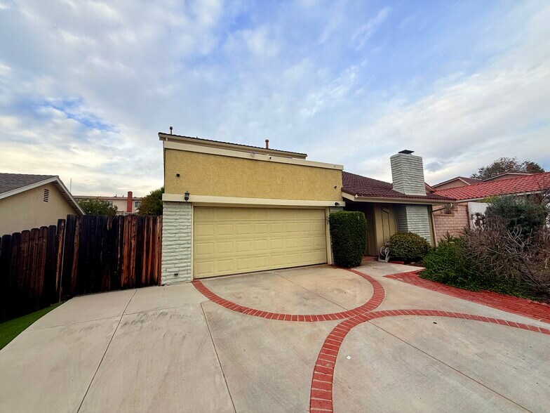 Building Photo - 26431 Via Lara