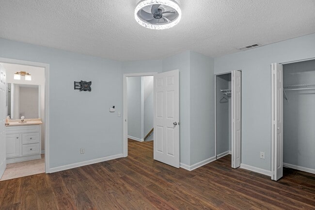 Building Photo - AVAILABLE NOW!  2 BED 2.5 BATH TOWNHOME