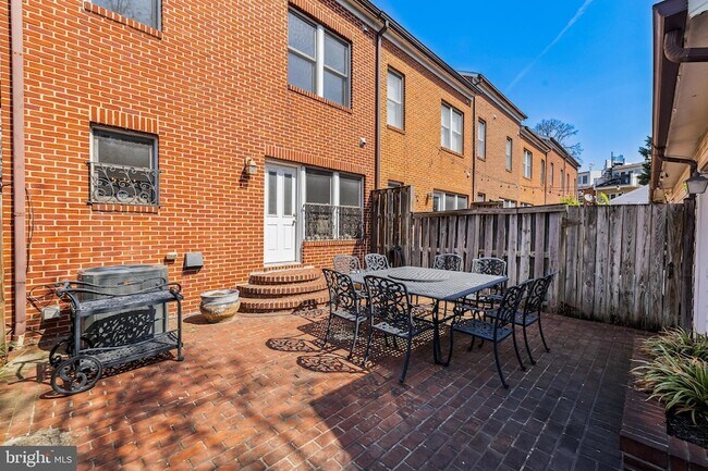 Building Photo - 211 W Hill St