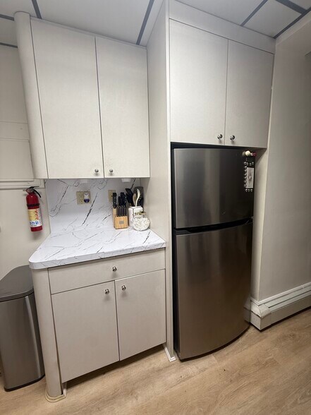 Kitchen view 2 - 9 Green St