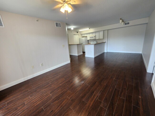 Building Photo - 161 SW Palm Dr