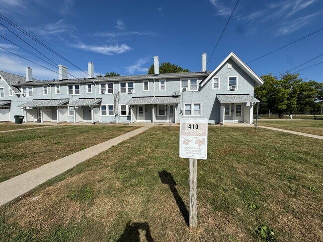Building Photo - 2 Bed, 1 Bath Townhome Across from Stephen...