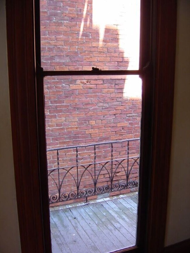Building Photo - 123 W 5th St
