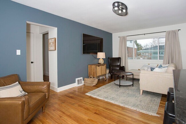 Building Photo - A Turnkey 4 Bed 2 Bath Furnished Retreat