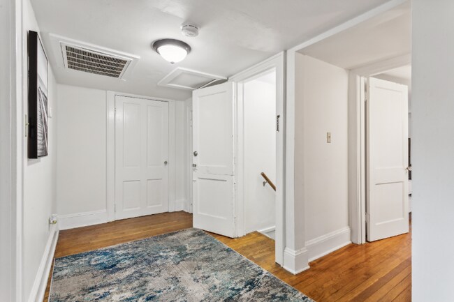 Building Photo - 3426 Kenmore Dr