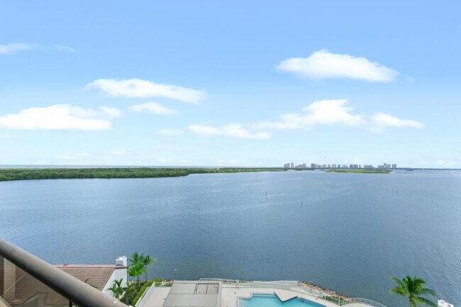 Primary Photo - 100 Lakeshore Dr