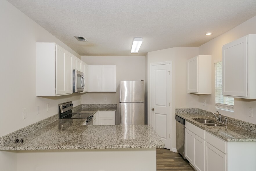 Building Photo - 6830 N Pavilion Loop