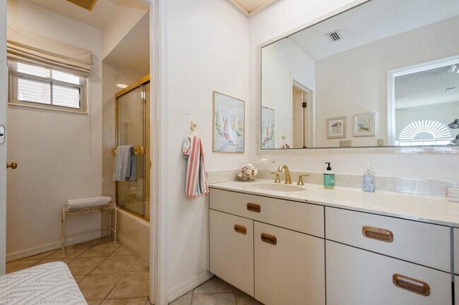 Building Photo - 1195 Coquille St