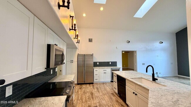 Building Photo - 8101 N 13th Pl