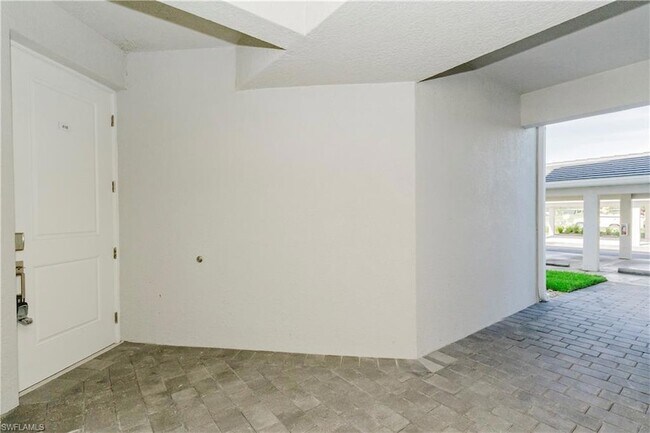 Building Photo - 15285 Green Acre Avenue Unit 418