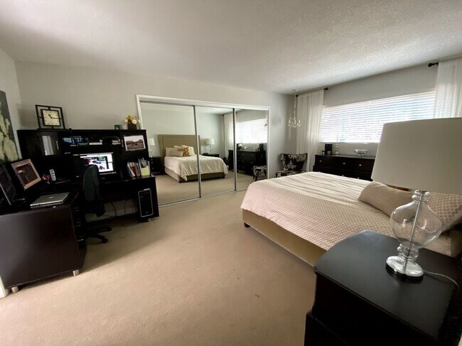 Building Photo - 3 bed 2 1/2 bath home single story home in Woodland Hills!