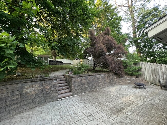 Building Photo - 519 School St