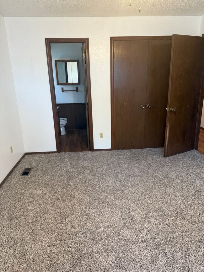 Building Photo - For Rent - Charming 3 bedroom home in Yukon!