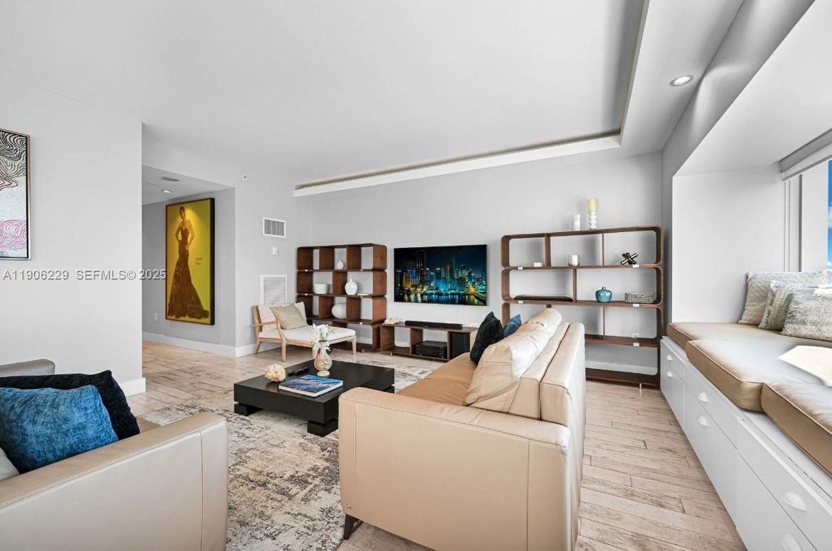 Building Photo - 1435 Brickell Ave