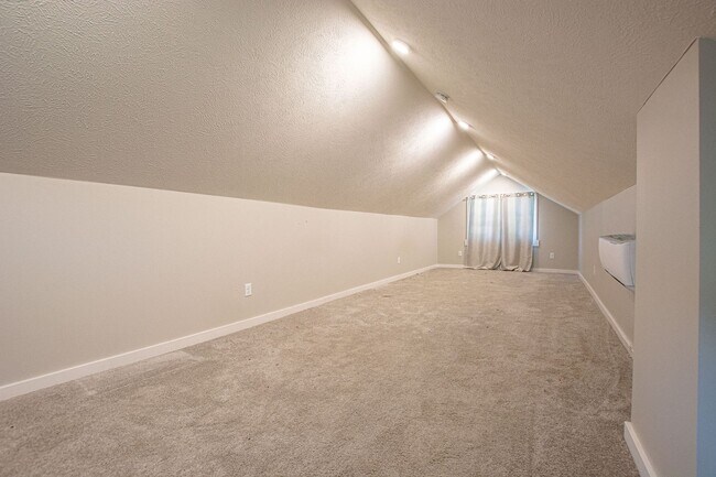 Building Photo - 3 Bedroom / 1 Bath Home with Washer/Dryer ...