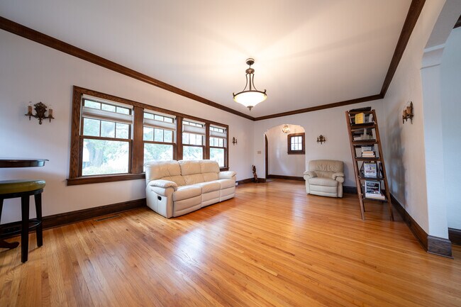 Building Photo - 1600 N Sheridan Ave