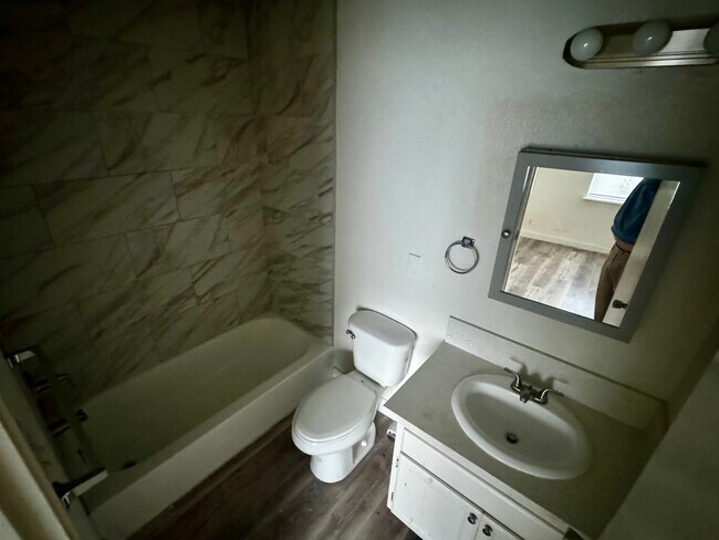 Building Photo - 3 BEDROOM 2 BATH, UPSTAIRS UNIT, NO CAPRET...