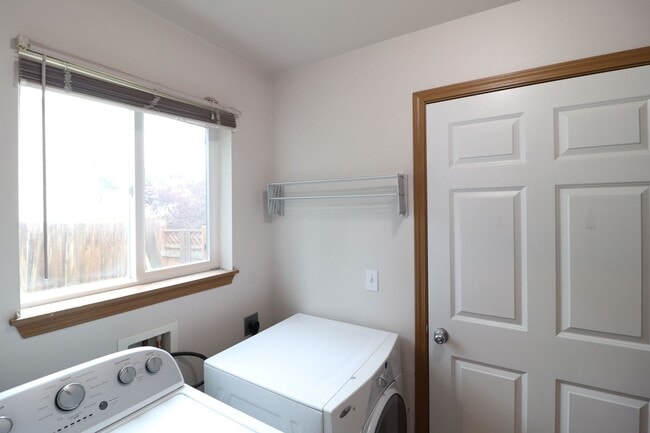 Building Photo - 4 Bed 2.5 Bath - Fully Fenced - Pet Friend...