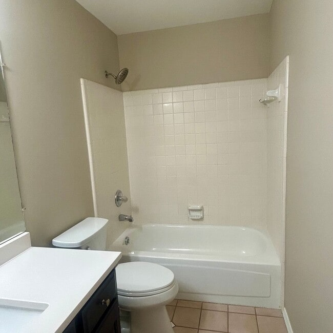Building Photo - Enjoy Coming Home To This Beautiful and Well Maintained Home Close To Shopping, Restaurants & More!