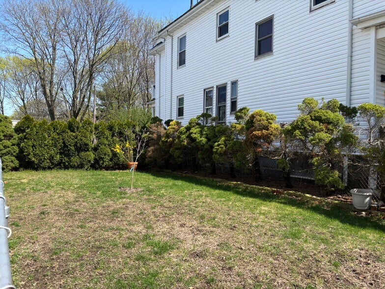 Building Photo - 170 Poplar St