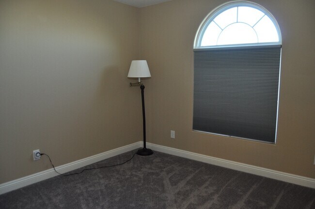 Building Photo - Fabulous 3 bedroom home in gated community!