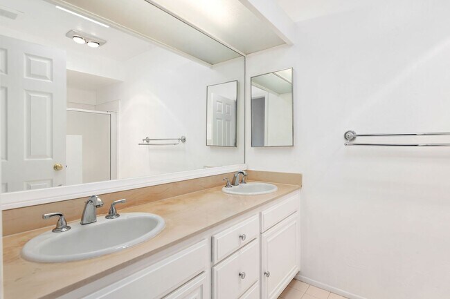 Building Photo - Wonderful uptown condo for rent... Santa Barbara!