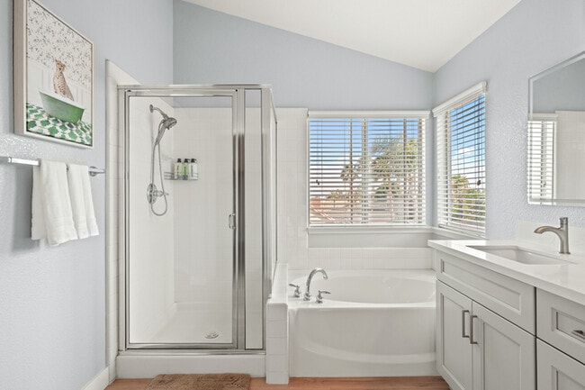 Building Photo - 10919 Mirador Dr