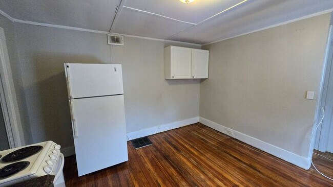 Building Photo - 345 Melville St