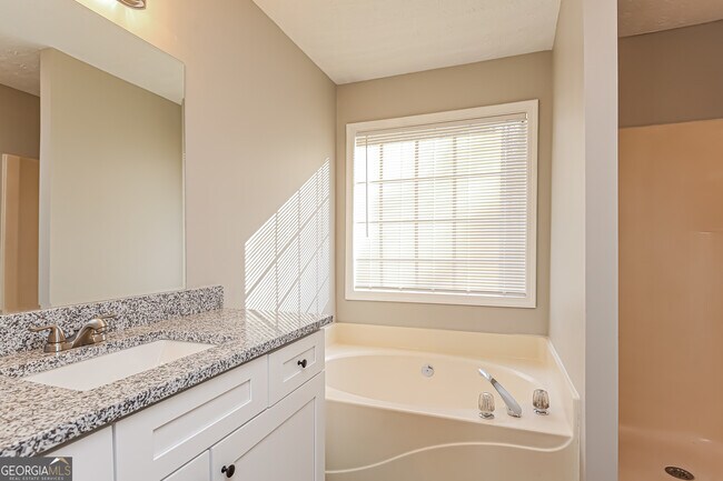Building Photo - 3957 Edgebrook Dr