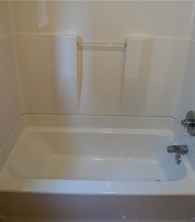 Building Photo - 20 E Amanda Ave