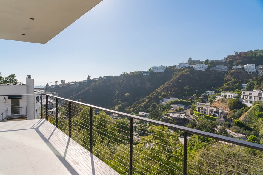 Building Photo - 1931 Sunset Plaza Dr