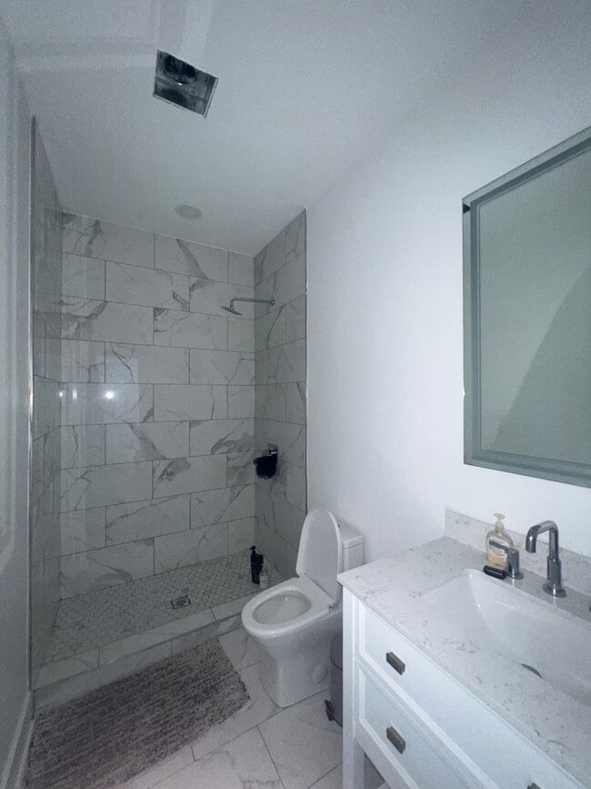 Building Photo - 5 BR House 1/2 block from Maple St - POOL!