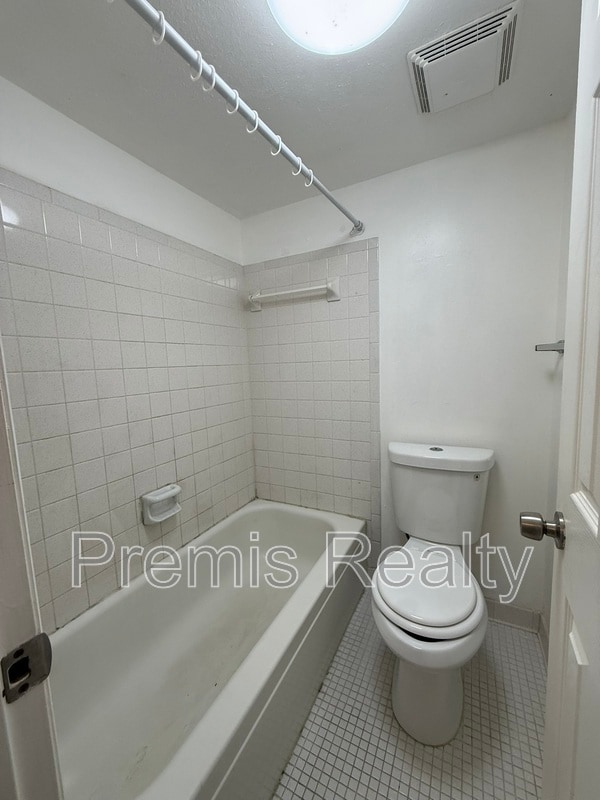 Building Photo - 1575 Greenlea Dr