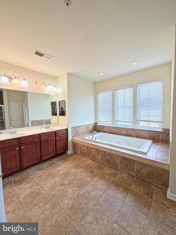 Building Photo - 7108 Sudley Ave