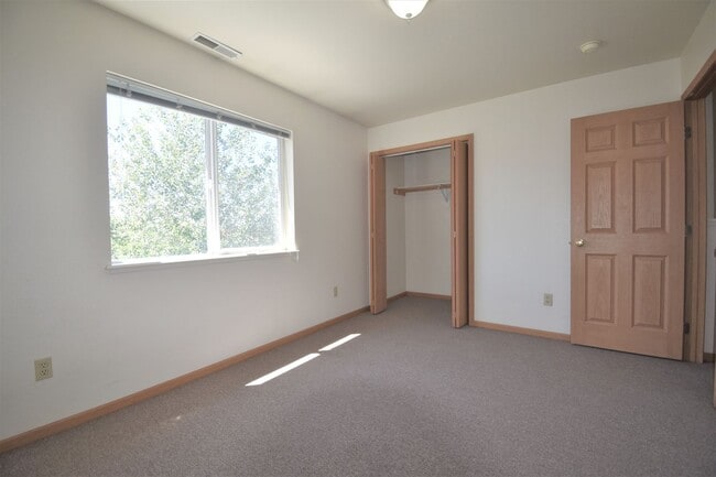 Building Photo - 3Bed 1.5Ba Townhouse with GARAGE! Great Location!