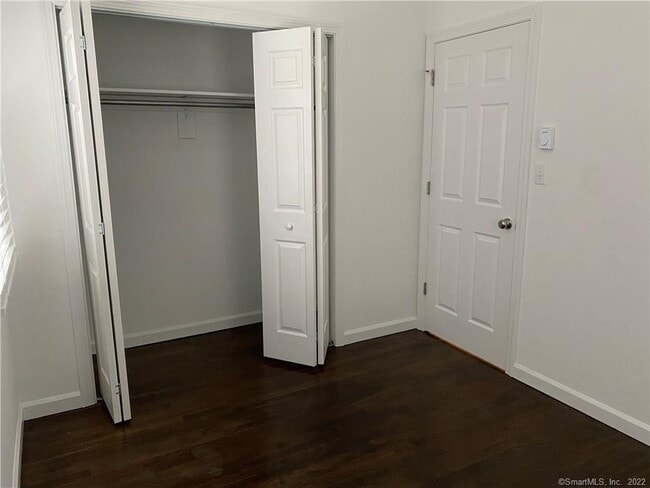 Building Photo - 22 E Hills Dr