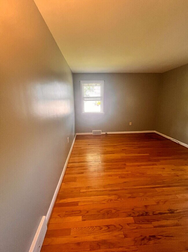 Building Photo - Charming Brick Rancher for Rent