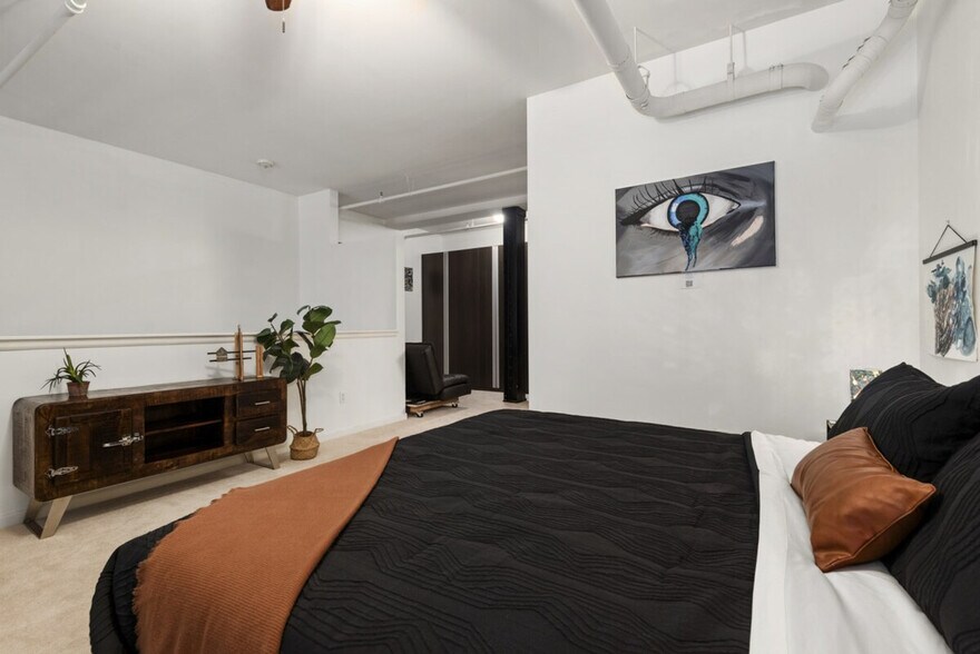 Building Photo - 1555 California St