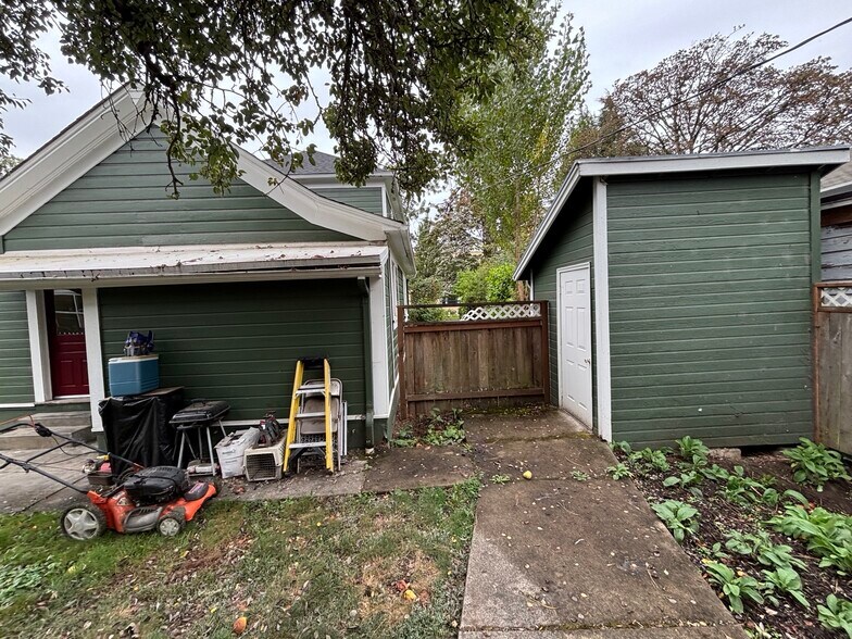 Building Photo - 651 W 12th Ave