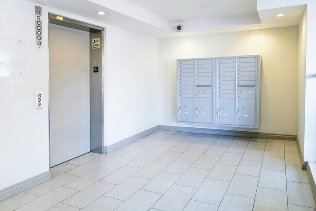 Building Photo - 3062 W. Fourth Street, Unit 308