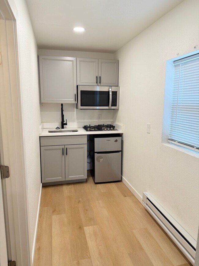 Building Photo - 2422 W Vermijo Ave
