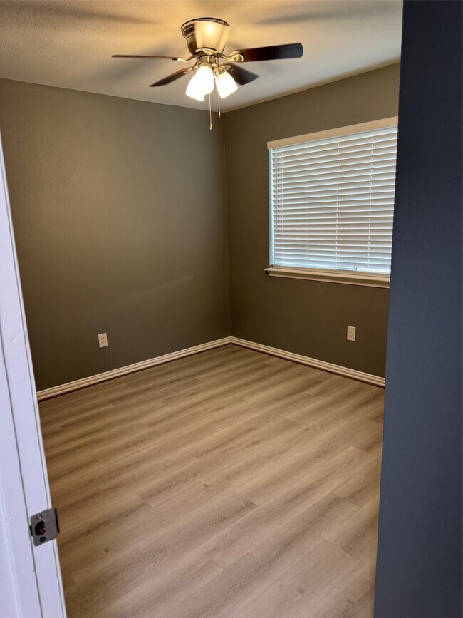Building Photo - 7511 Log Cradle Dr