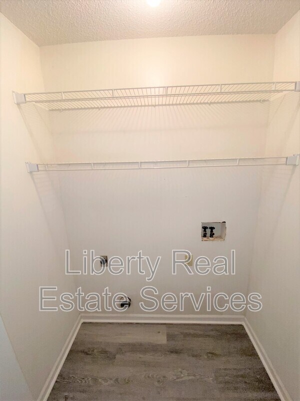 Building Photo - 910 Brett Dr