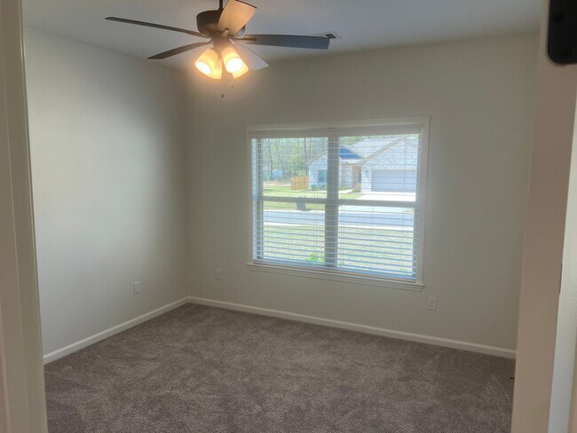 Building Photo - Charming 3 Bed 2 Bath Home