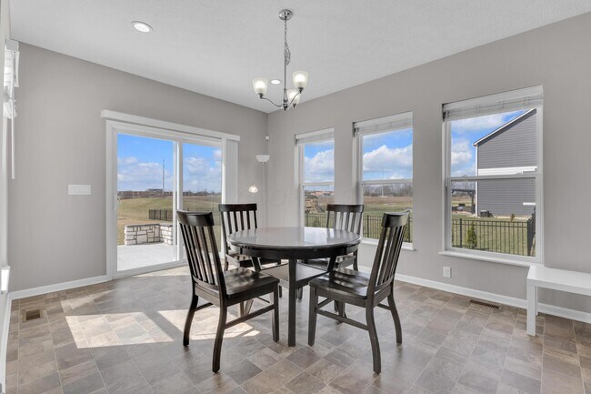 Building Photo - 2390 Glenvale Dr