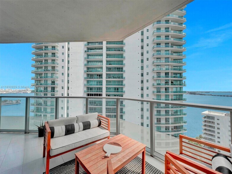 Building Photo - 1300 Brickell Bay Dr