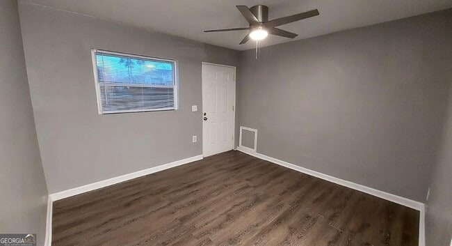 Building Photo - 574 Cooper St SW